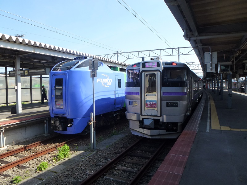 treni alla stazione di Hakodate